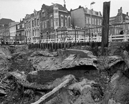 855122 Afbeelding van de opgravingen van de oude stadsmuur bij de Catharijnebrug en de Smakkelaarsbrug te Utrecht. Op ...